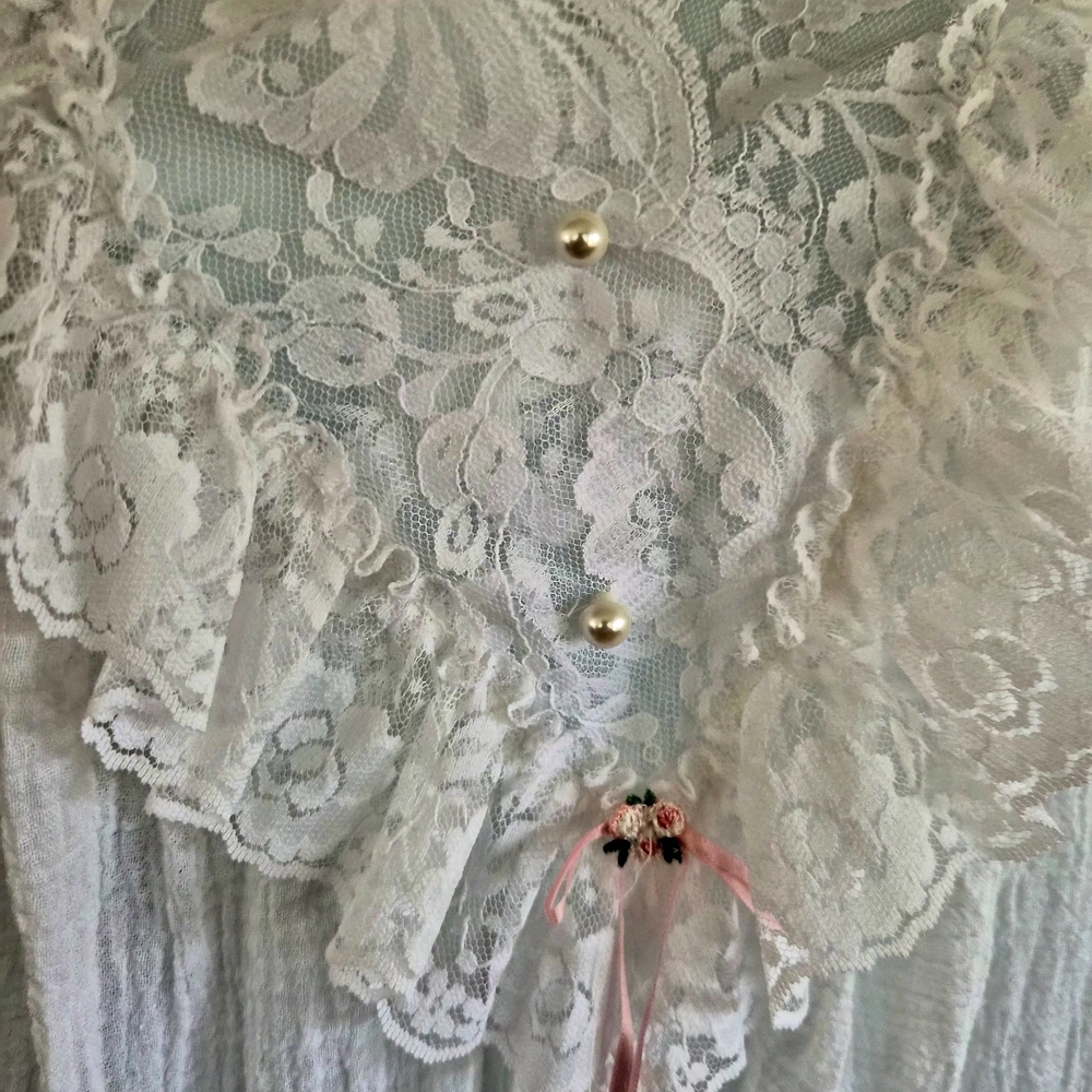 Elegant White Lace Nightgown - Picture 3 of 6